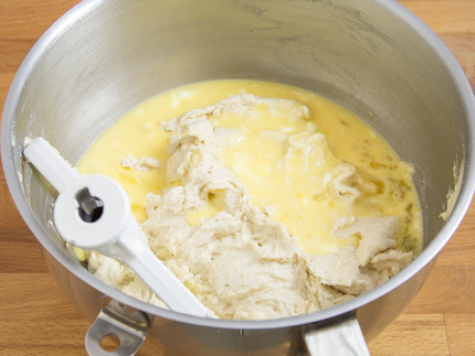 Le bol d'un batteur sur socle muni de la palette rempli d’ingrédients humides et crémés