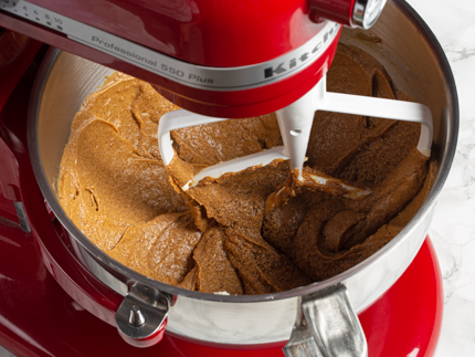 Mélanger le beurre et le sucre en crème avec la mélasse, la vanille et le zeste d’orange