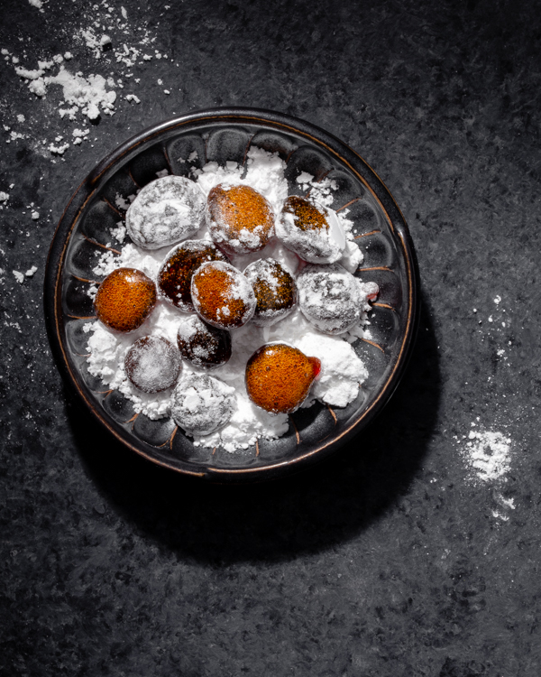 Des pastilles contre les toux faites maison qui reposent dans du sucre à glacer