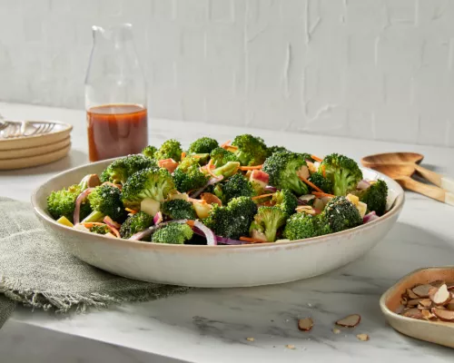 Salade de brocoli avec vinaigrette au gochujang