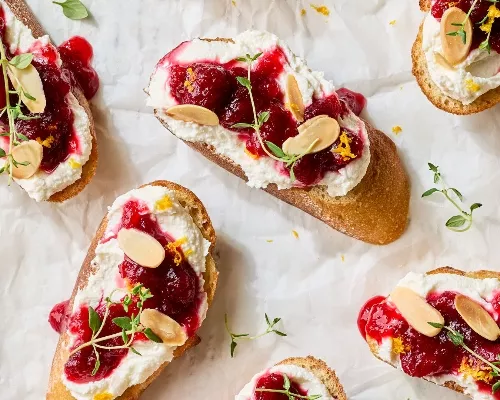 Crostinis au chutney de canneberges et feta fouetté